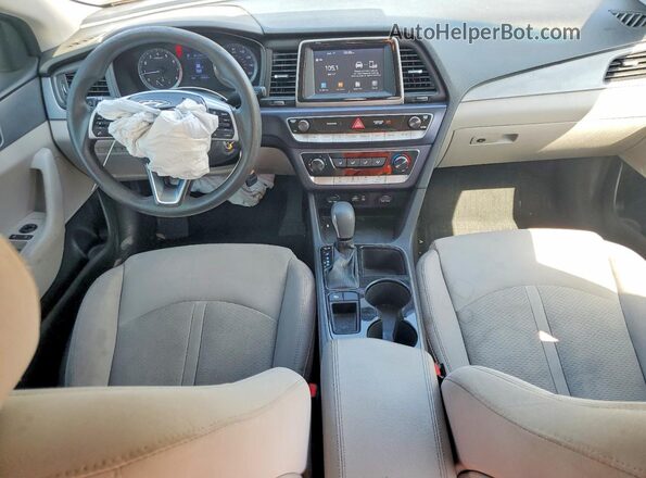 5NPE24AF0KH760929 2019 HYUNDAI SONATA Серебряный Вид панели приборов