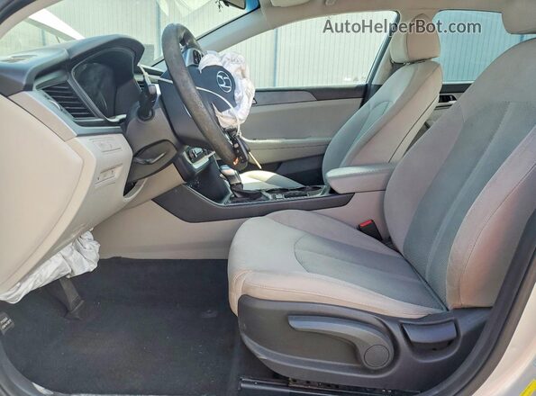 5NPE24AF0KH760929 2019 HYUNDAI SONATA Серебряный Вид салона спереди