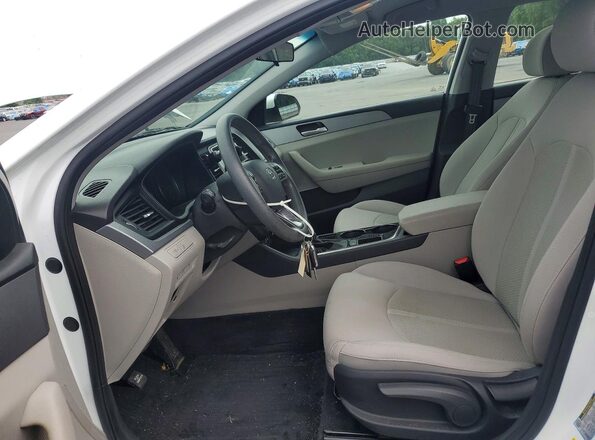 5NPE24AF0KH802225 2019 HYUNDAI SONATA Белый Вид салона спереди