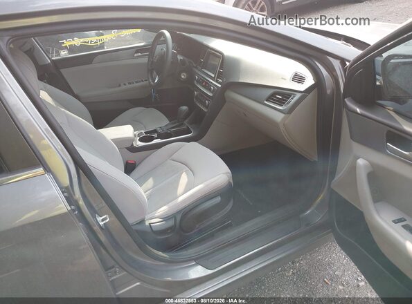 5NPE24AF0KH811717 2019 HYUNDAI SONATA Серый Вид салона спереди