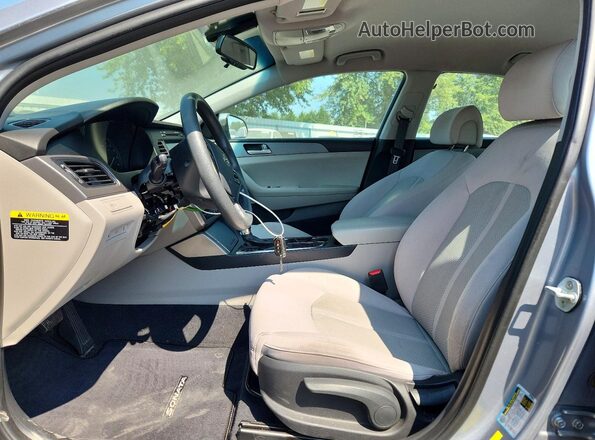 5NPE24AF1HH517705 2017 HYUNDAI SONATA Серебряный Вид салона спереди