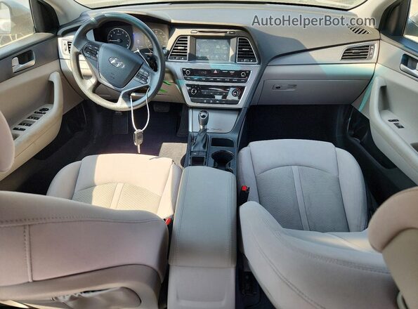5NPE24AF1HH517705 2017 HYUNDAI SONATA Серебряный Вид панели приборов