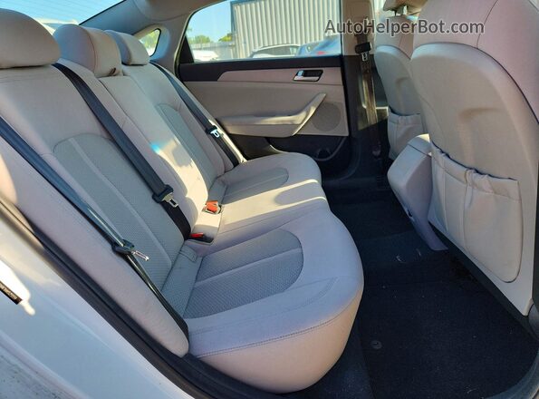 5NPE24AF1HH525559 2017 HYUNDAI SONATA White Vista de los asientos traseros