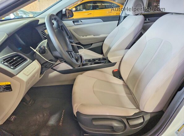 5NPE24AF1HH526744 2017 HYUNDAI SONATA White Front interior view