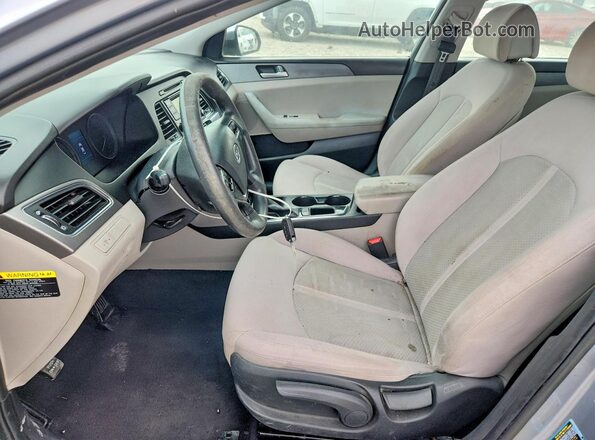 5NPE24AF1HH560943 2017 HYUNDAI SONATA Серебряный Вид салона спереди