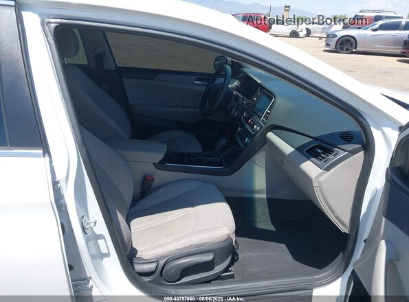5NPE24AF1JH602033 2018 HYUNDAI SONATA White Вид салону спереду