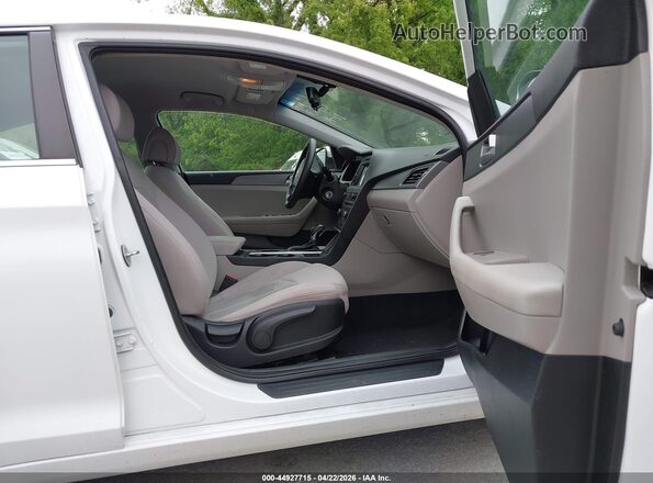 5NPE24AF2GH321027 2016 HYUNDAI SONATA Белый Вид салона спереди