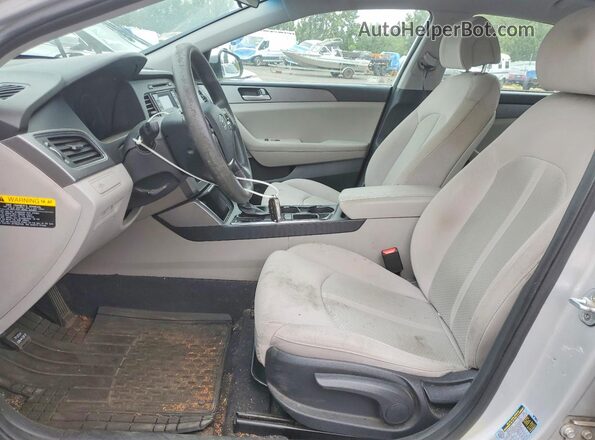 5NPE24AF2HH441511 2017 HYUNDAI SONATA Silver Вид салону спереду