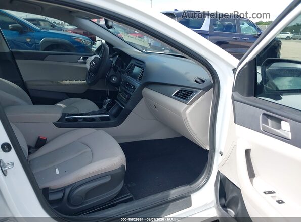 5NPE24AF2HH544511 2017 HYUNDAI SONATA Белый Вид салона спереди