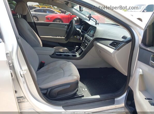 5NPE24AF3HH473657 2017 HYUNDAI SONATA Серебряный Вид салона спереди
