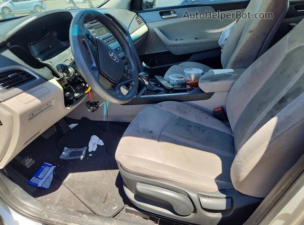5NPE24AF3HH563987 2017 HYUNDAI SONATA Silver Вид салону спереду
