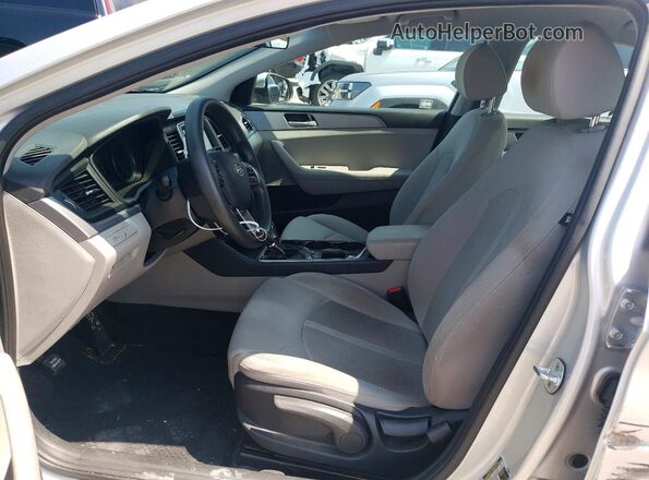 5NPE24AF3JH601403 2018 HYUNDAI SONATA Серебряный Вид салона спереди
