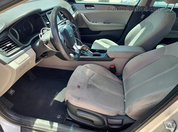 5NPE24AF3JH701193 2018 HYUNDAI SONATA Серебряный Вид салона спереди