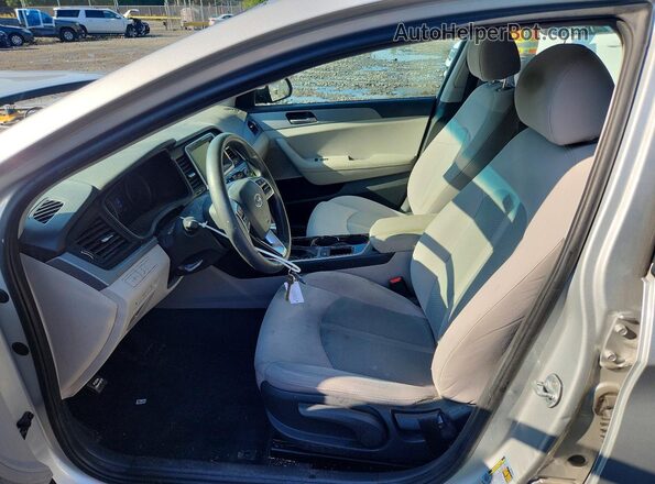 5NPE24AF3KH766885 2019 HYUNDAI SONATA Серебряный Вид салона спереди