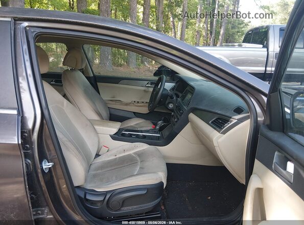 5NPE24AF4HH472176 2017 HYUNDAI SONATA Коричневый Вид салона спереди