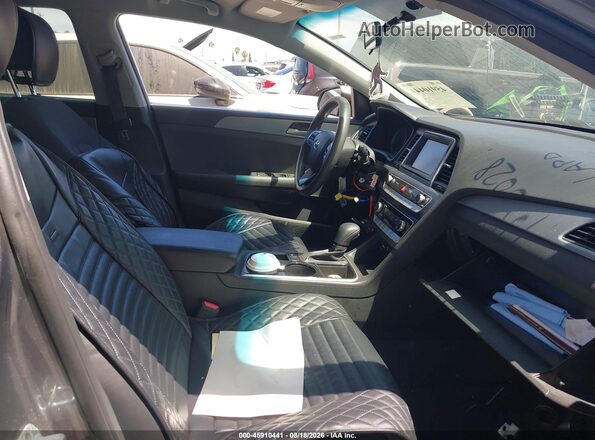 5NPE24AF4JH675977 2018 HYUNDAI SONATA Gray Vista interior delantera