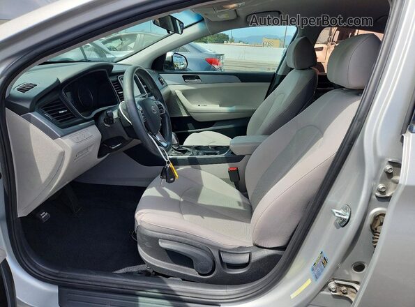 5NPE24AF4KH767463 2019 HYUNDAI SONATA Silver Вид салону спереду