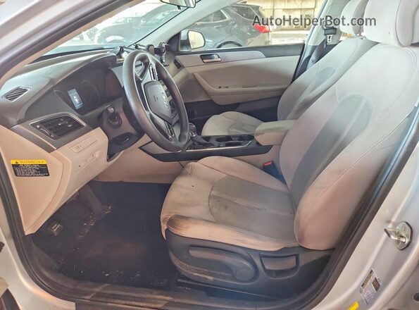 5NPE24AF5HH528366 2017 HYUNDAI SONATA Silver Вид салону спереду