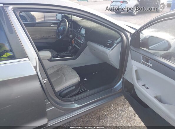 5NPE24AF5JH659576 2018 HYUNDAI SONATA Gray Вид салону спереду