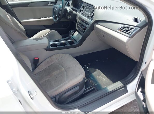 5NPE24AF6HH469148 2017 HYUNDAI SONATA Белый Вид салона спереди
