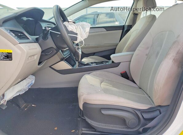 5NPE24AF6HH481011 2017 HYUNDAI SONATA White Widok wnętrza z przodu