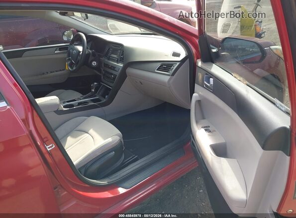 5NPE24AF6HH488461 2017 HYUNDAI SONATA Красный Вид салона спереди