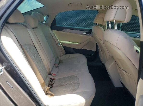 5NPE24AF6HH519563 2017 HYUNDAI SONATA Gray Widok tylnych siedzeń