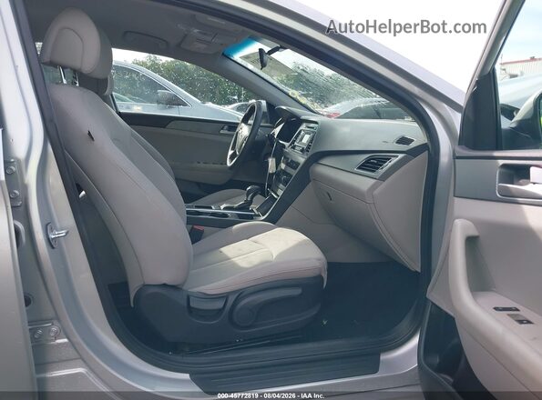 5NPE24AF6HH520356 2017 HYUNDAI SONATA Silver წინა სალონის ხედი