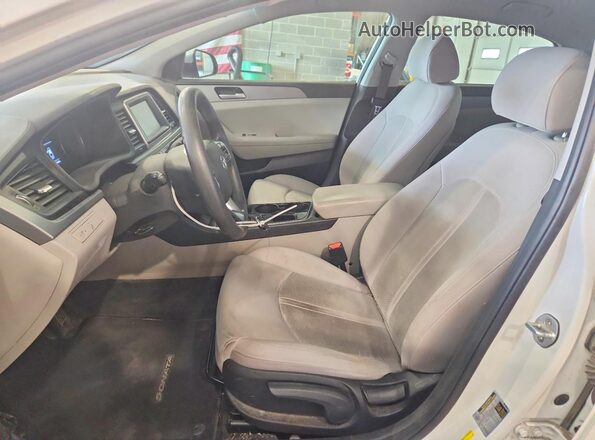 5NPE24AF6JH701124 2018 HYUNDAI SONATA White Widok wnętrza z przodu