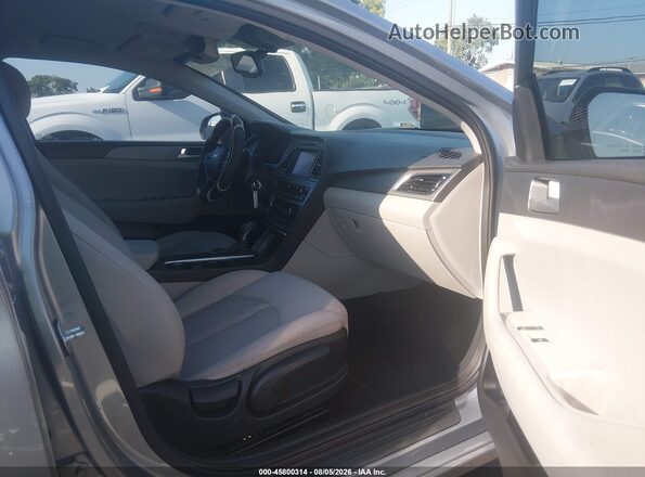 5NPE24AF7GH284895 2016 HYUNDAI SONATA Серебряный Вид салона спереди