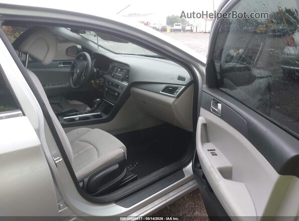 5NPE24AF7HH461690 2017 HYUNDAI SONATA Silver Вид салону спереду