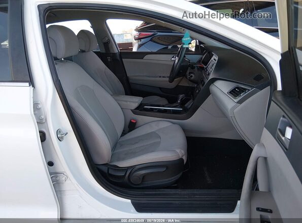 5NPE24AF7HH530684 2017 HYUNDAI SONATA White წინა სალონის ხედი