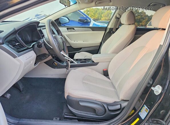 5NPE24AF7JH704565 2018 HYUNDAI SONATA Черный Вид салона спереди