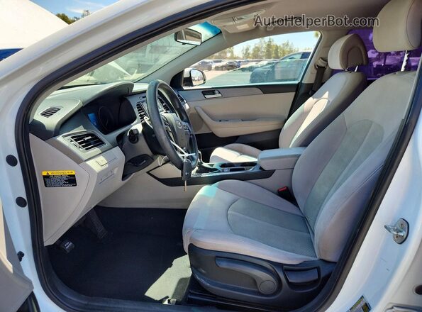 5NPE24AF8HH530001 2017 HYUNDAI SONATA White Widok wnętrza z przodu