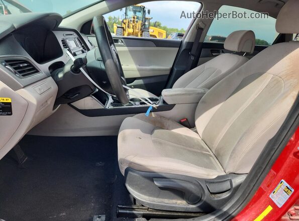 5NPE24AF8HH563239 2017 HYUNDAI SONATA Red Widok wnętrza z przodu