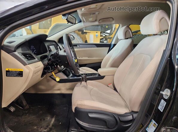 5NPE24AF8HH589274 2017 HYUNDAI SONATA Black Widok wnętrza z przodu