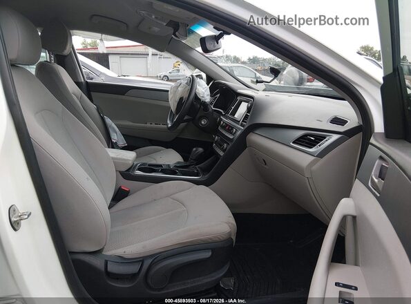 5NPE24AF8JH704851 2018 HYUNDAI SONATA Белый Вид салона спереди