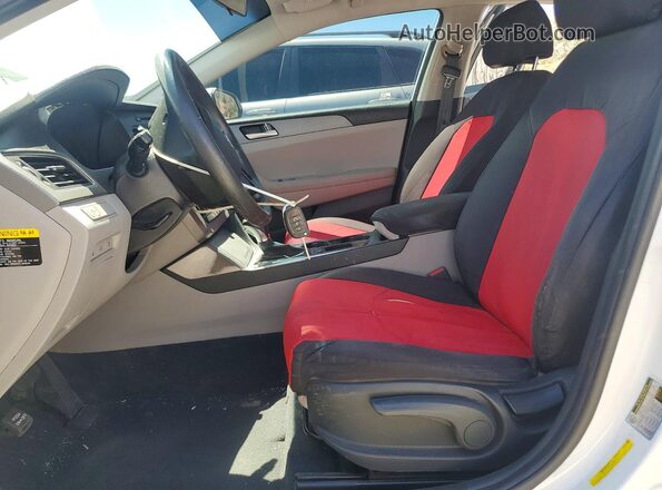 5NPE24AF9HH564951 2017 HYUNDAI SONATA White Вид салону спереду