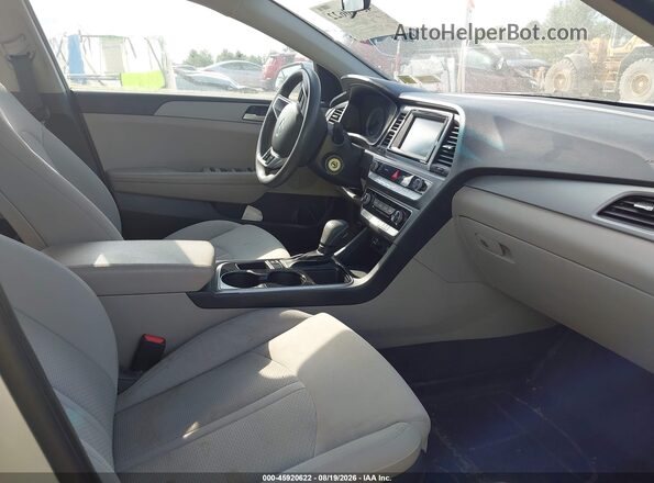 5NPE24AF9KH798370 2019 HYUNDAI SONATA Silver Front interior view