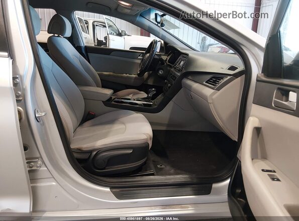 5NPE24AFXHH485496 2017 HYUNDAI SONATA Silver წინა სალონის ხედი