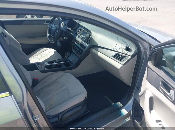5NPE24AFXHH486454 2017 HYUNDAI SONATA Серебряный Вид салона спереди
