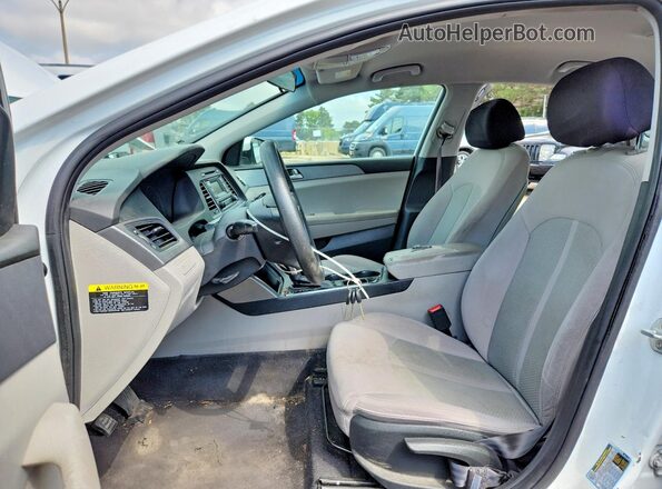 5NPE24AFXHH557989 2017 HYUNDAI SONATA White Widok wnętrza z przodu