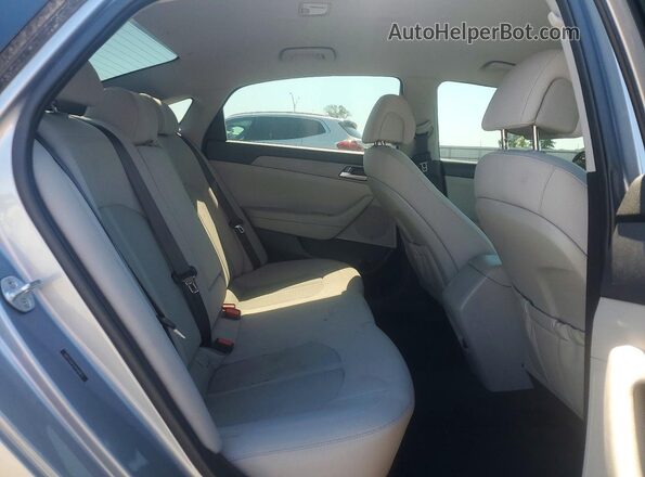 5NPE24AFXHH589812 2017 HYUNDAI SONATA Silver Widok tylnych siedzeń