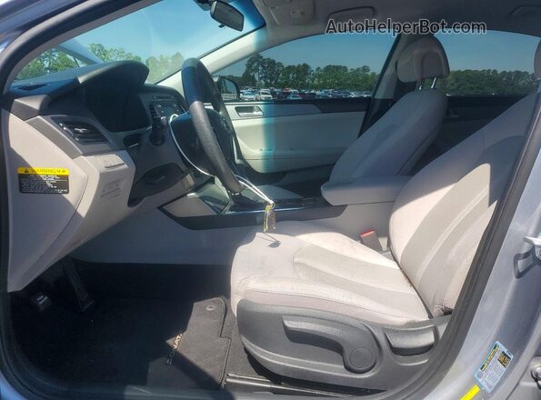5NPE24AFXHH589812 2017 HYUNDAI SONATA Silver Widok wnętrza z przodu