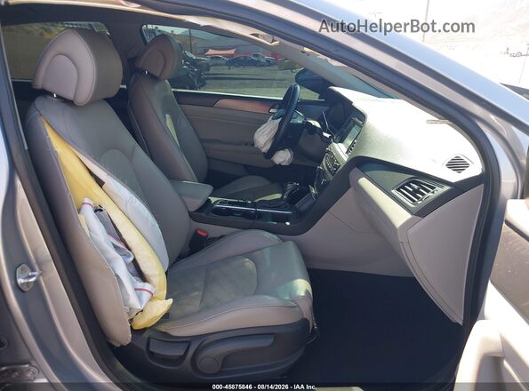 5NPE34AF0HH513187 2017 HYUNDAI SONATA Серебряный Вид салона спереди