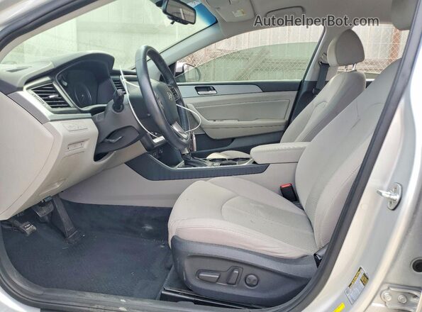 5NPE34AF0JH597338 2018 HYUNDAI SONATA Silver Widok wnętrza z przodu