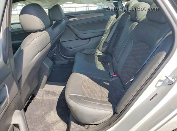 5NPE34AF1JH599261 2018 HYUNDAI SONATA Silver Widok tylnych siedzeń