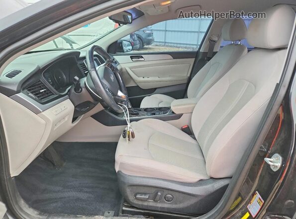 5NPE34AF1JH618620 2018 HYUNDAI SONATA Черный Вид салона спереди