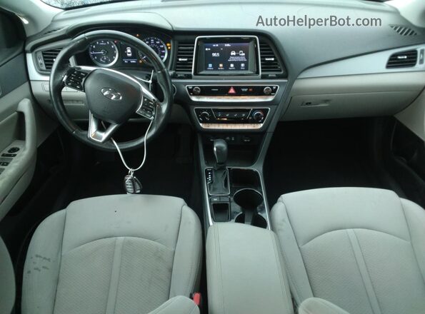 5NPE34AF4JH613265 2018 HYUNDAI SONATA Silver Widok deski rozdzielczej