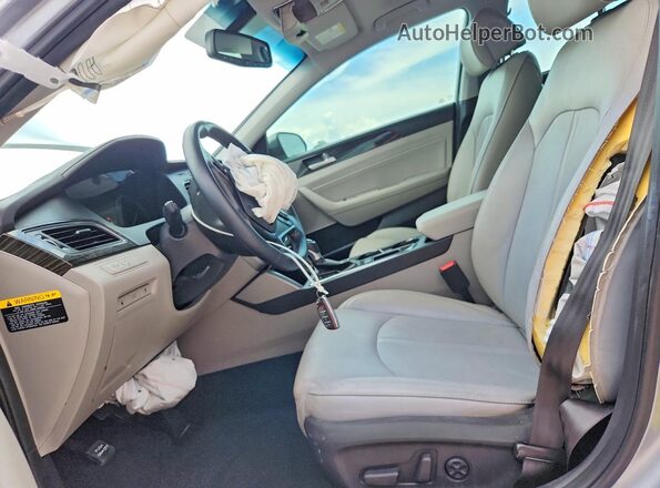 5NPE34AF7HH516930 2017 HYUNDAI SONATA Серебряный Вид салона спереди